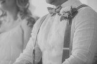 wedding_couple_weddingdress_auroraphotoralis_th&uuml;ringen_badenw&uuml;rrtemberg_fotograf_hochzeitsfotograf_maraswieczkowski_emotionen_memories_vintagewedding_baumstamms&auml;gen_family_standesamt_h